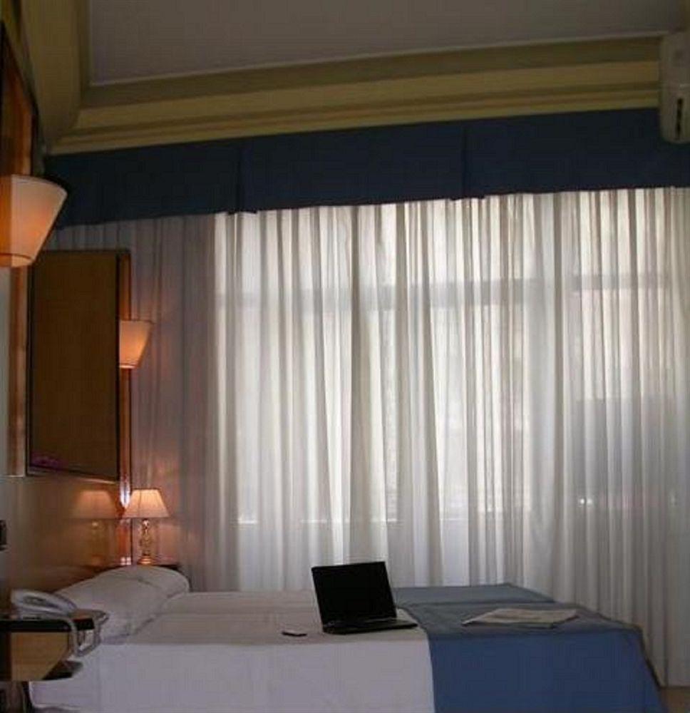 Hostal Buenos Aires Madrid Bagian luar foto