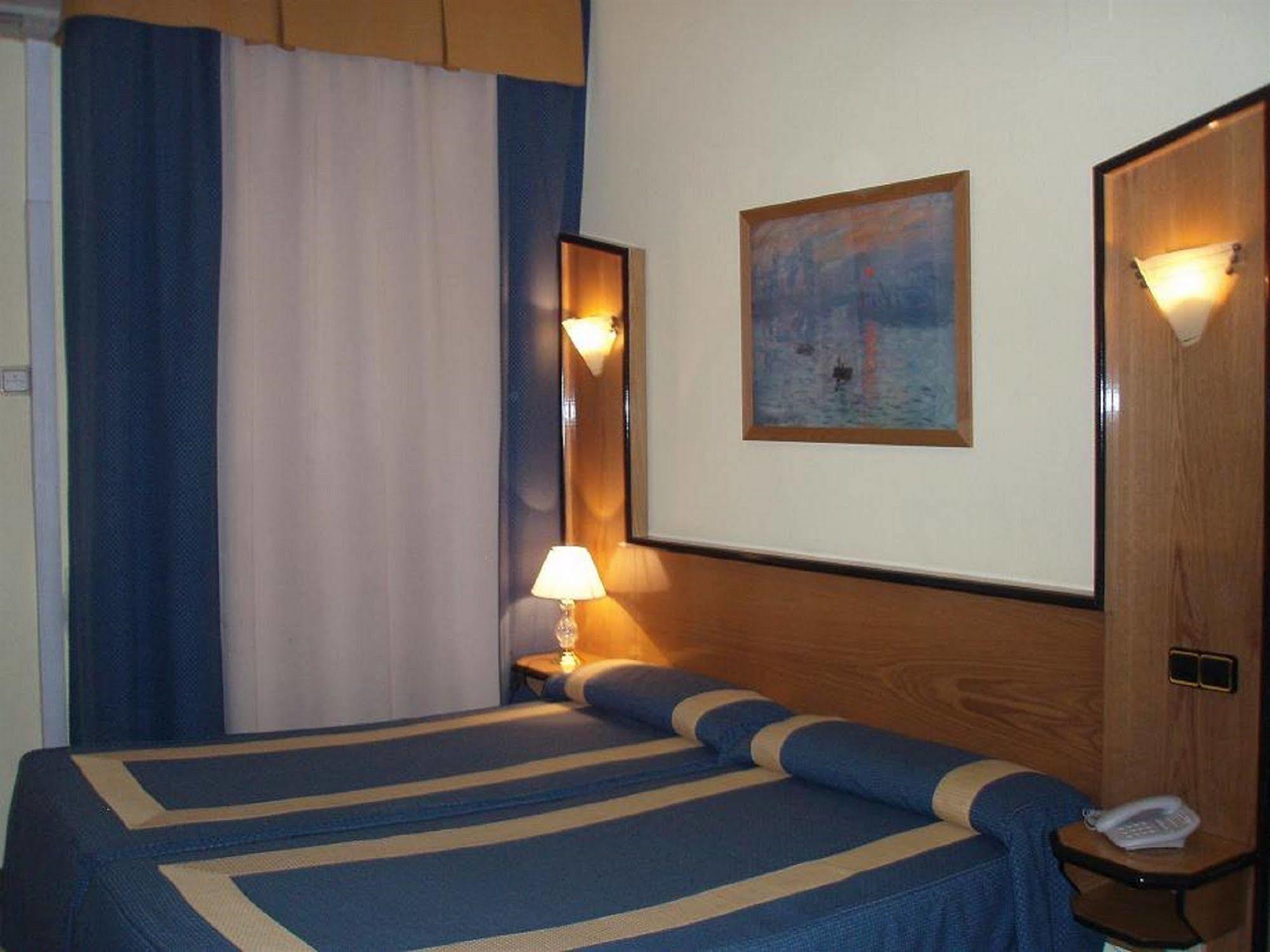 Hostal Buenos Aires Madrid Bagian luar foto