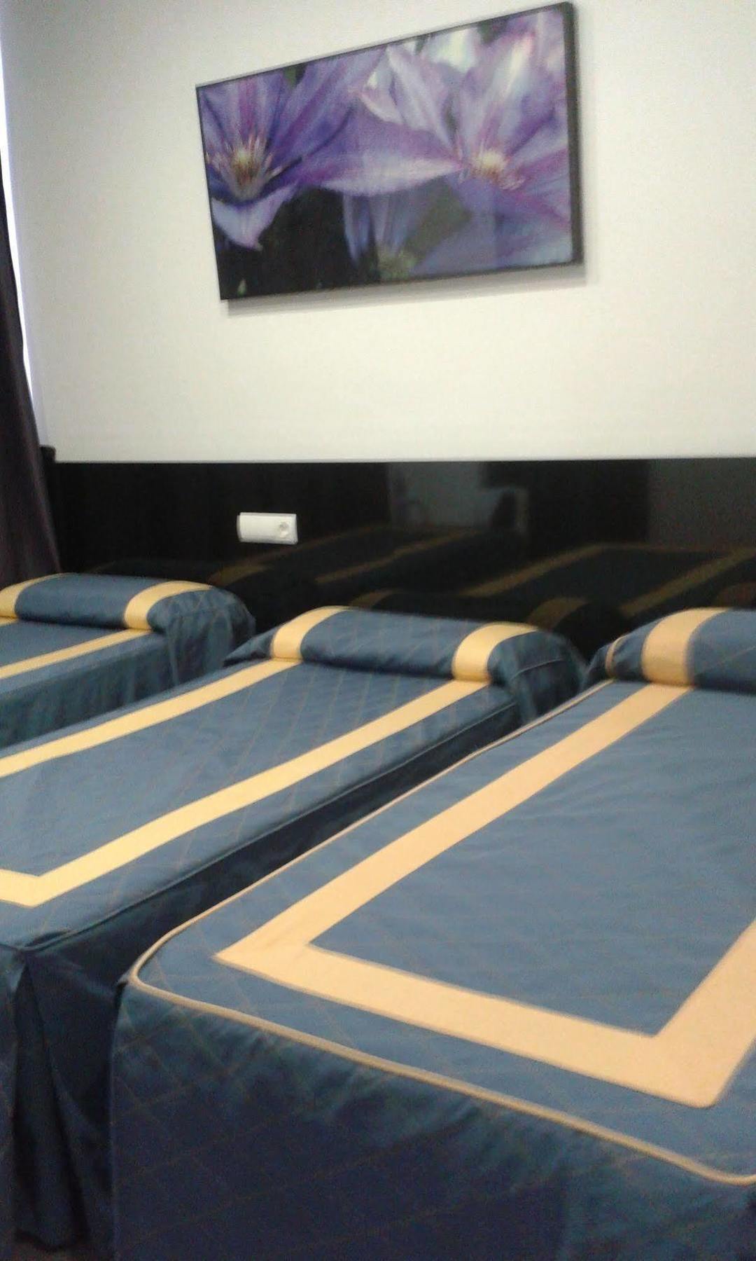 Hostal Buenos Aires Madrid Bagian luar foto