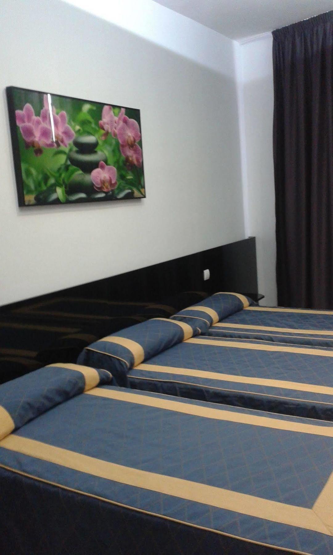 Hostal Buenos Aires Madrid Bagian luar foto